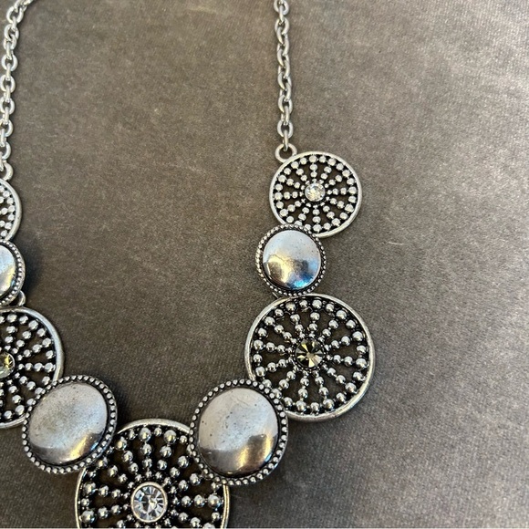 SILVER-TONE circular round medallion rhinestone chunky statement necklace - Picture 6 of 8